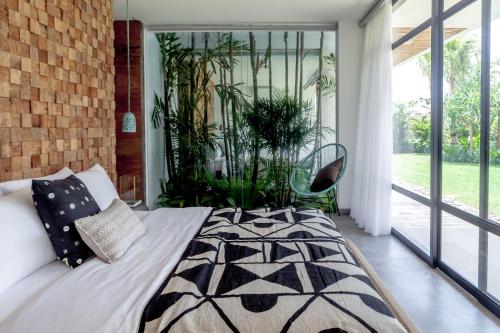 坎古Villa Nonnavana - 12-minute walk to Batu Bolong Beach的一间卧室设有一张床和一个大窗户