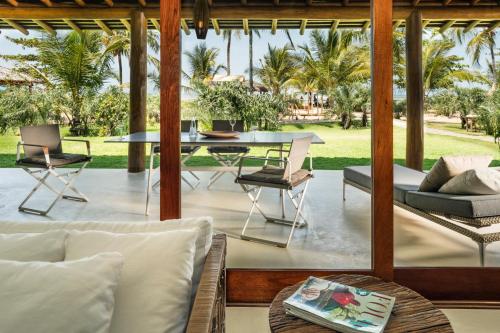 圣安德烈Campo Bahia Hotel Villas Spa的户外庭院配有桌椅。