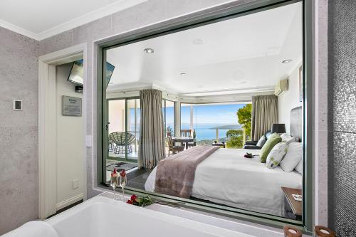 Arthurs Seat亚瑟景住宿加早餐旅馆的卧室设有海景大窗户
