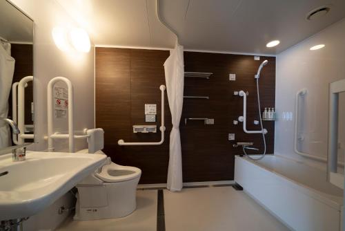 冈崎市Grand Inn Higashi-Okazaki的浴室配有卫生间、盥洗盆和淋浴。