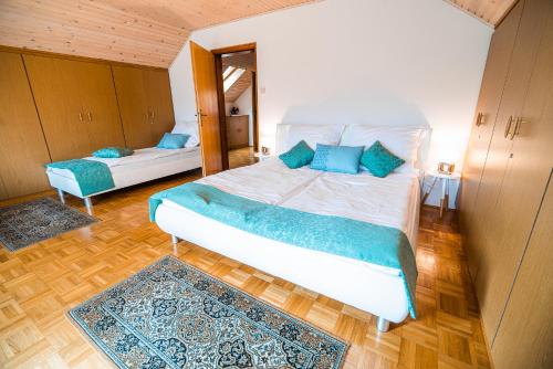 LjubnoHoliday Home Mountain View的一间卧室配有一张带蓝色枕头的大床