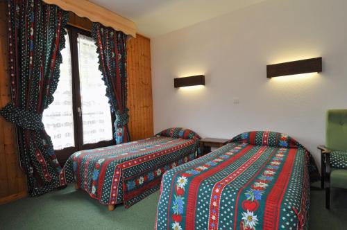 阿邦当斯乐蒙特若拉酒店的酒店客房设有两张床和窗户。