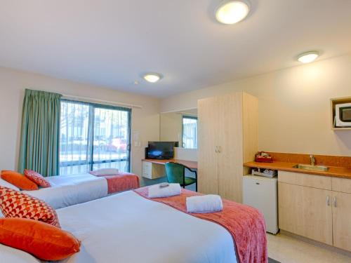 布伦海姆布伦海姆贝拉维斯特汽车旅馆的酒店客房带两张床和厨房