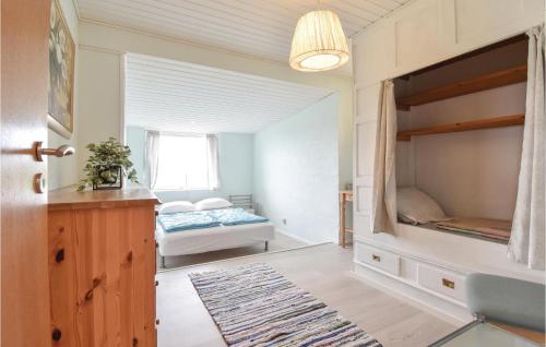 Helnæs ByStunning Home In Ebberup With Kitchen的一间卧室设有一张床和一个窗口