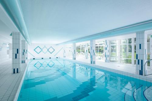 基姆湖畔贝尔瑙法宾格尔霍夫酒店的蓝色瓷砖建筑中的游泳池