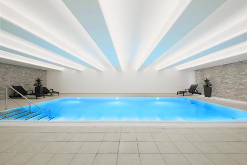 巴尔辛格豪森福克斯巴克塔尔运动酒店的大楼内一个蓝色的大型游泳池