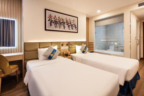 Lucky Sun Hotel Nha Trang Beach客房内的一张或多张床位