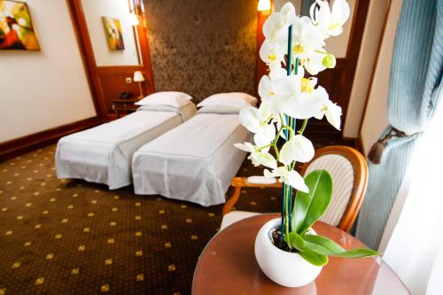 雅西精选酒店的酒店客房带两张床和花瓶