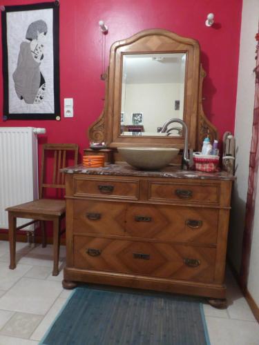 Saint-MauriceLa Chambre de Manon的浴室设有水槽和梳妆台上的镜子