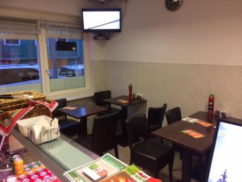 阿姆斯特丹阿姆斯特丹旅馆的餐厅设有桌椅和墙上的电视
