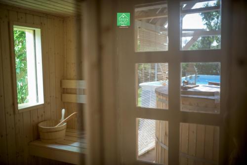 韦赖谢吉哈兹Green Chalet的客房内的窗户享有浴缸的景致。