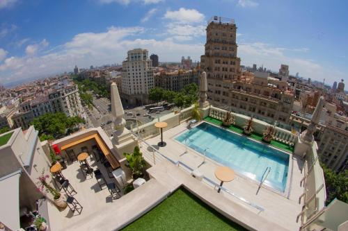 巴塞罗那埃尔阿维尼达宫酒店的建筑屋顶上游泳池的空中景观