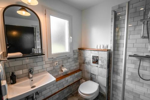 惠拉盖尔济冰霜火焰酒店的一间带水槽、卫生间和镜子的浴室
