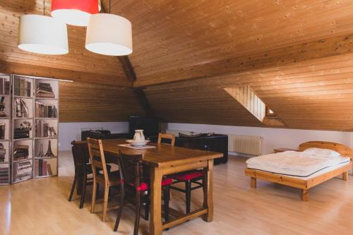 琪纳尔Hôtel Le Besso - Swiss Romantic Lodge Zinal的一间带桌椅和一张床的用餐室