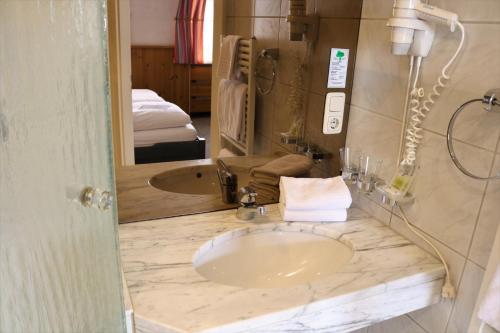 阿德瑙Gästehaus Blaue Ecke的一间带水槽和镜子的浴室