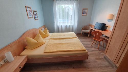ScheinfeldHotel-Gasthof Krone-Lax的一间小卧室,配有一张床和一张书桌
