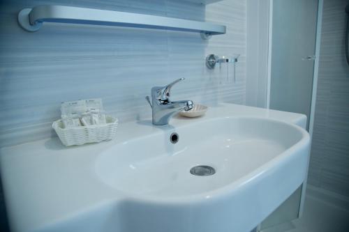 里米尼Hotel Etoile的浴室设有白色水槽和镜子