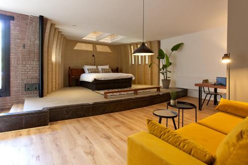 多尔威尔斯B&B de Kerk的一间卧室设有一张床和一间客厅。