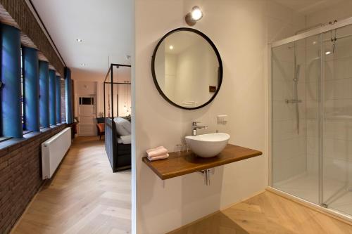 多尔威尔斯B&B de Kerk的一间带水槽和镜子的浴室