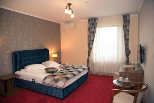 锡比乌斯蒂法尼酒店的酒店客房设有床和窗户。