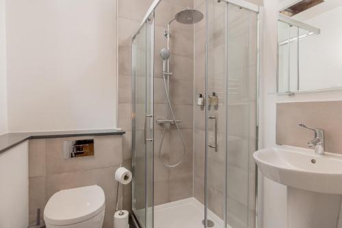 爱丁堡Destiny Scotland Hanover Apartments的带淋浴、卫生间和盥洗盆的浴室