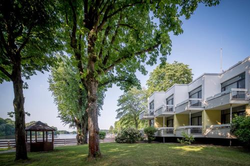 柏林格鲁内瓦尔德景观酒店的享有树木建筑的外部景色