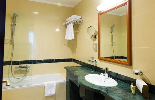 里海海滨皇宫大酒店的一间浴室