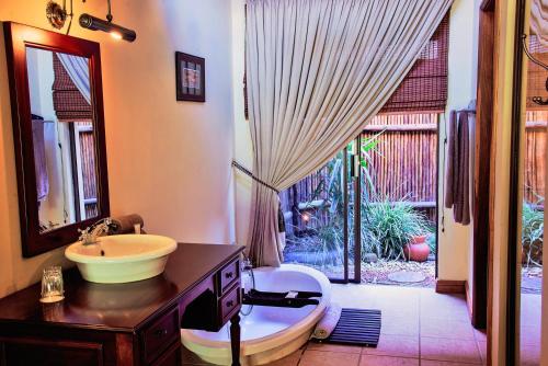 MacleantownPremier Resort Mpongo Private Game Reserve的一间带水槽和镜子的浴室