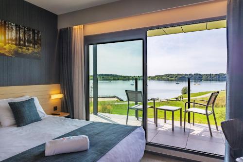 Boussu-lez-WalcourtGolden Lakes Hotel的一间卧室设有一张床和一个美景阳台