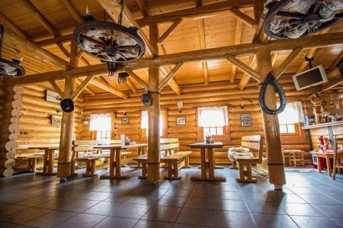 斯特拉特纳荚奥斯特司卡洛牧场乡村民宿的大房间设有木墙、桌子和时钟