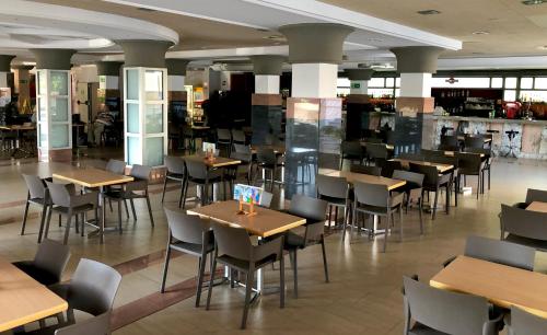 马尔格莱特德玛雷马海滩酒店的餐厅内带桌椅的用餐室