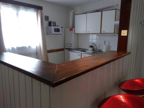 圣卡洛斯-德巴里洛切Departamento Céntrico en San Carlos de Bariloche的厨房配有台面和冰箱