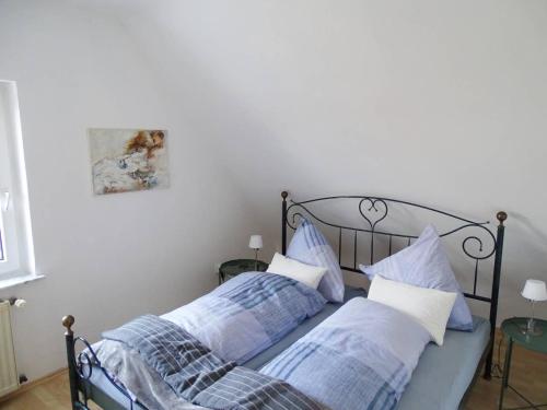 内特塔尔Helle Ferienwohnung in Nettetal bei Venlo的一间卧室配有两张带蓝白色枕头的床
