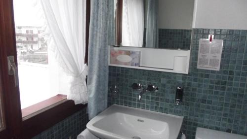 安特里堡大教堂酒店的一间带水槽、卫生间和镜子的浴室