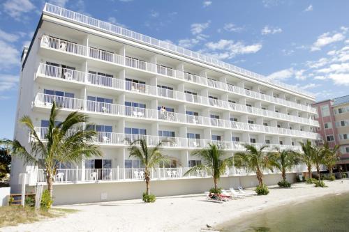 大洋城公主湾海滩酒​​店的棕榈树海滩上的大型白色酒店