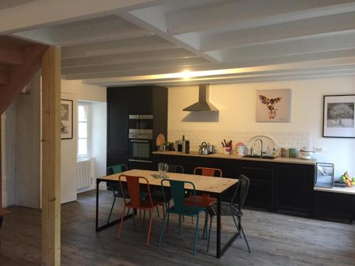 格鲁瓦Maison familiale Groix的厨房以及带桌椅的用餐室。
