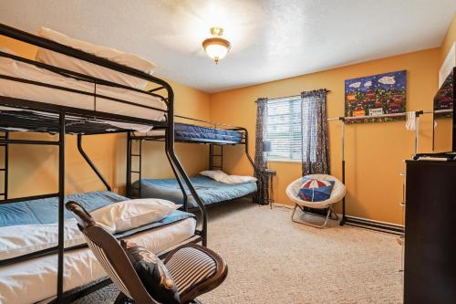 加登城Harbor Village Lakeview Condo 902-2的一间卧室设有两张双层床和一扇窗户。