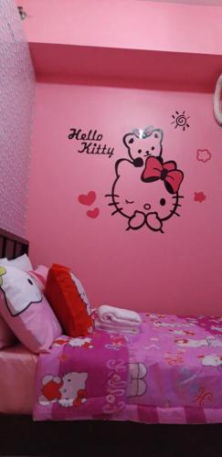 Hello Kitty at Wind Residences Tagaytay客房内的一张或多张床位