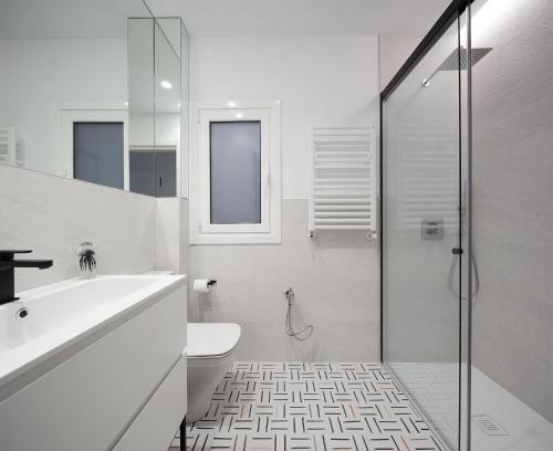 圣塞瓦斯蒂安ARRASATE SUITE Stylish, Super Central and New.的带淋浴、卫生间和盥洗盆的浴室