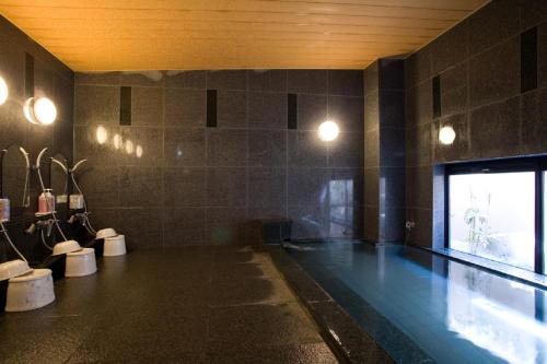 七尾南澳站前路线酒店的客房设有带卫生间的游泳池