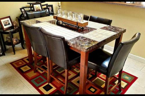 奥兰多B Private Bedroom的餐桌、黑色椅子和大理石桌子