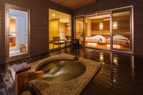 由布市Okuyado Buaiso的一间位于带两张床的客房中间的带浴缸的房间