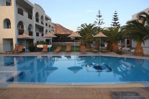卡尔扎迈纳卡利梅拉马雷酒店的酒店前方的大型游泳池
