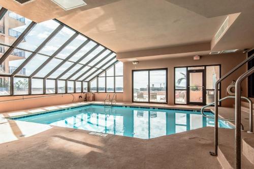 奥兰治比奇Four Seasons 501W的一座带玻璃天花板的建筑中的游泳池