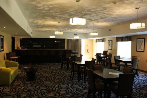 南安普敦南安普敦品质酒店的一间带桌椅的餐厅和一间酒吧
