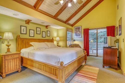 糖山Creekside Court 137的一间卧室设有一张大床和一个窗户。