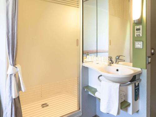 西乌勒河畔圣普桑圣普尔桑宜必思快捷酒店的一间带水槽和淋浴的浴室