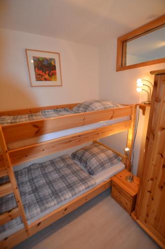 费曼城堡Strandburg的小屋内设有一间带两张双层床的卧室