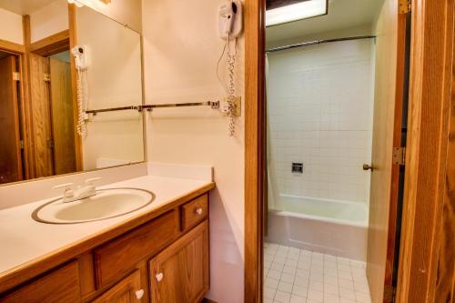 斯诺马斯村Cozy Slopeside Condo的一间带水槽和淋浴的浴室