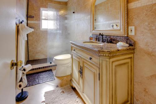 南帕诸岛Mesquite House Upstairs Unit的一间带水槽、卫生间和淋浴的浴室